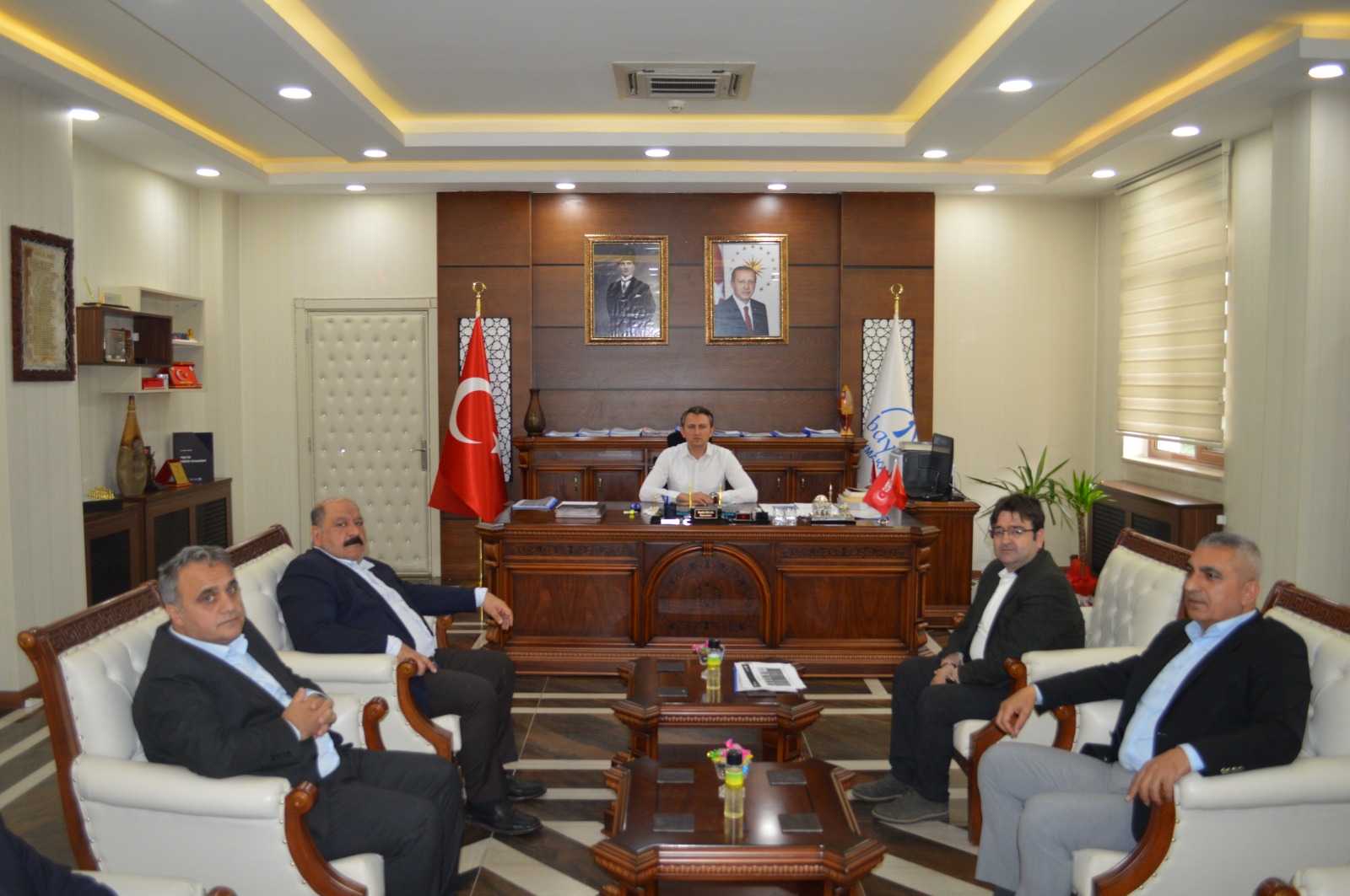 Baykan Yerel Eylem Gurubu Derneği Yönetimi ile Beraber Belediye Başkanı, Ziraat Odası Başkanı, Esnaf Sanatkarlar Başkanı Katılımıyla YKS Hazırlık ile ilgili Kaymakamımız Fatih ÖZCAN Makamında Değerlendirme Yapıldı